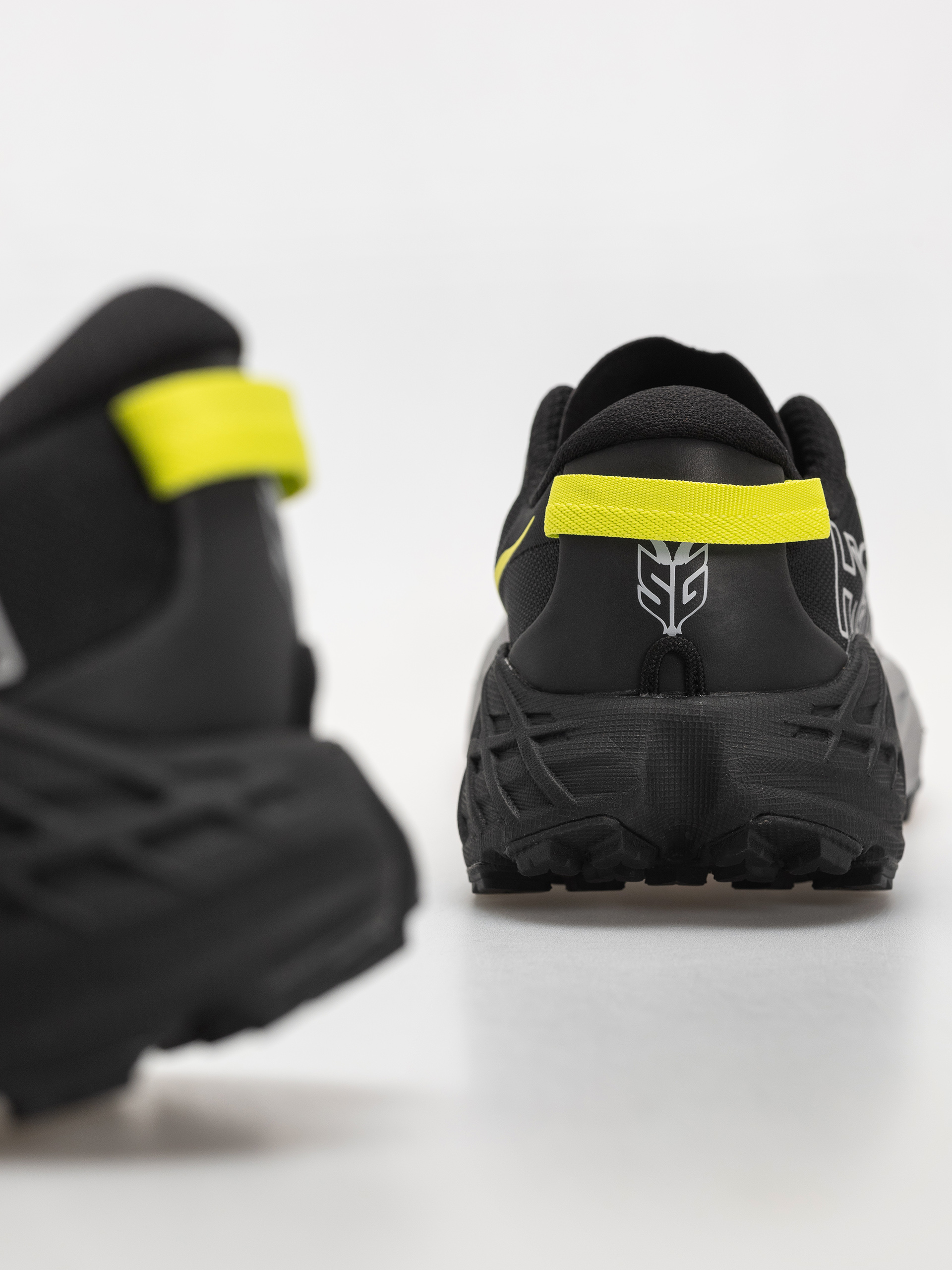 Cipők Hoka Speedgoat 7 (black/stellar grey)