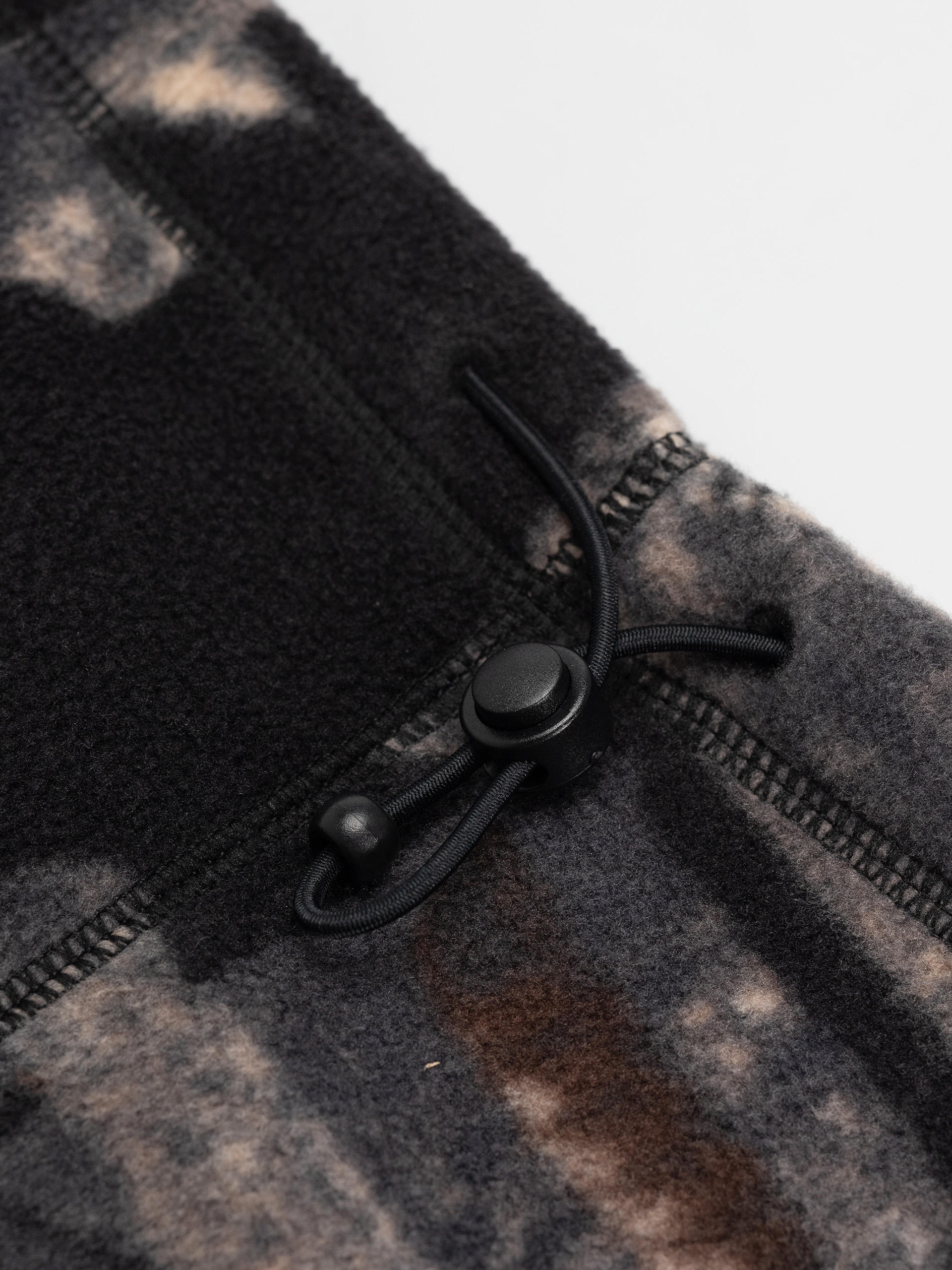 Carhartt WIP Blevin Kendő (camo feather tree black)