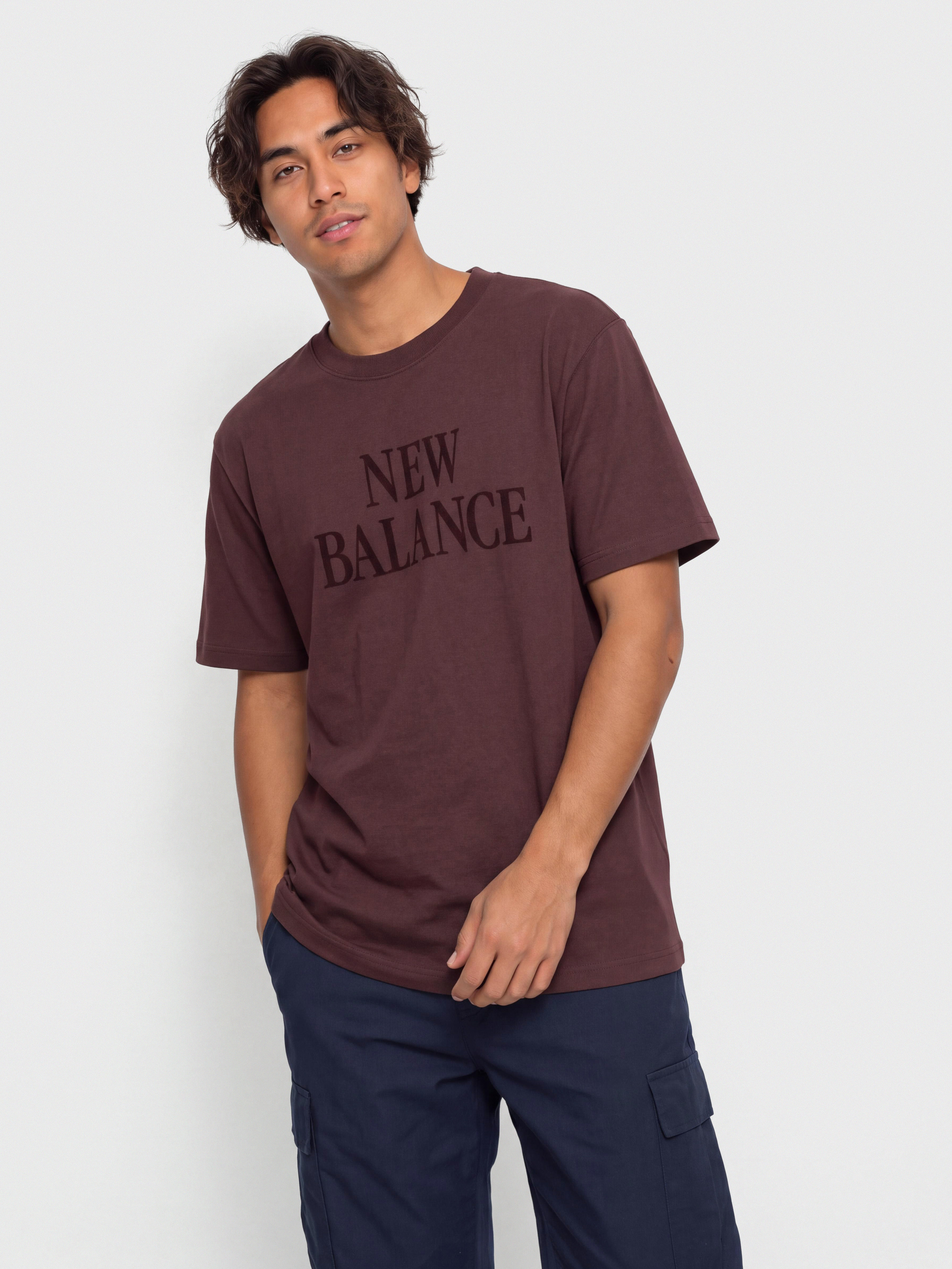 Póló New Balance Athletics Flocked Logo (cherry leather)