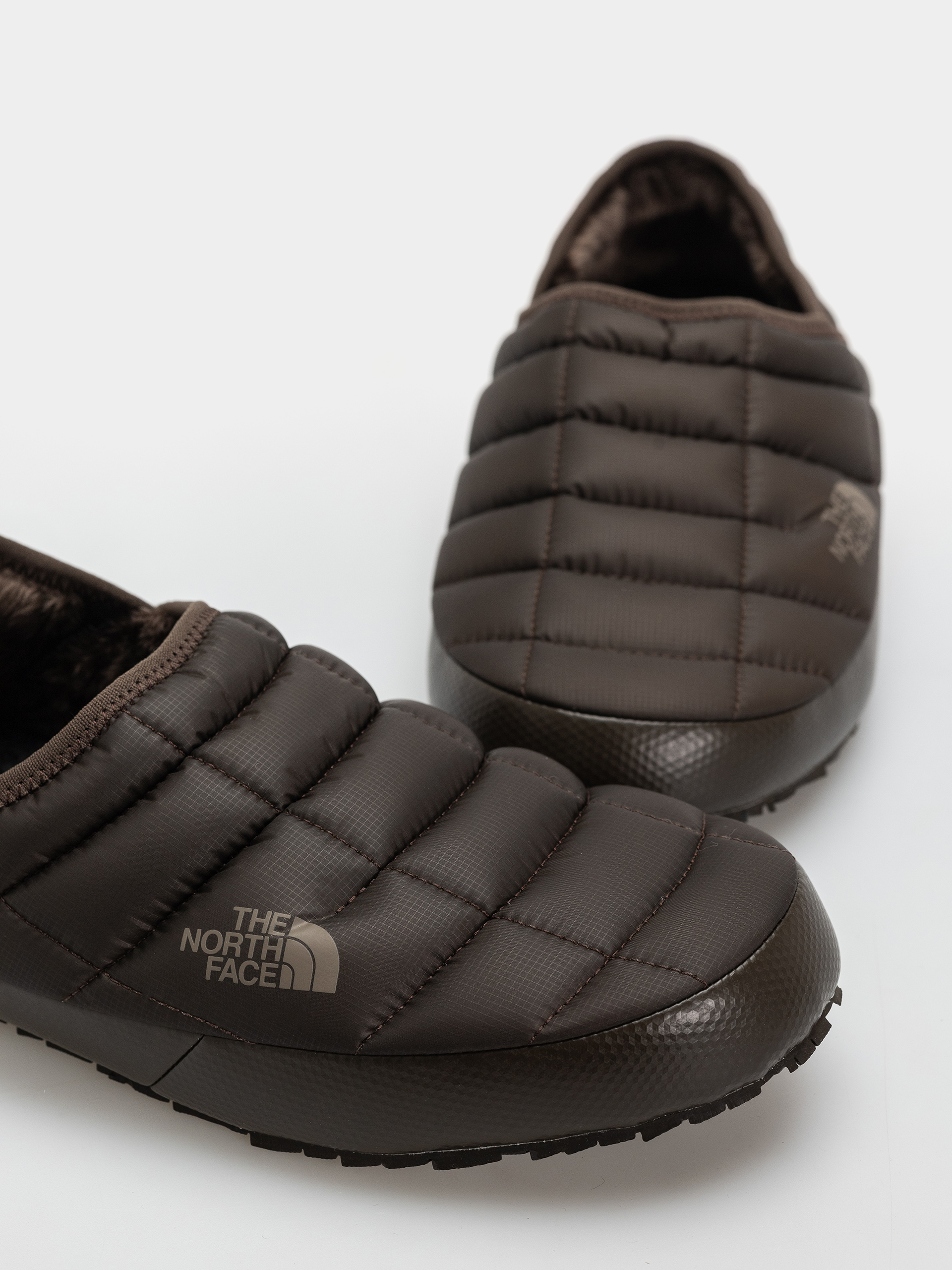 Cipők The North Face Thermoball Traction Mule V (dark chestnut/tnf black)