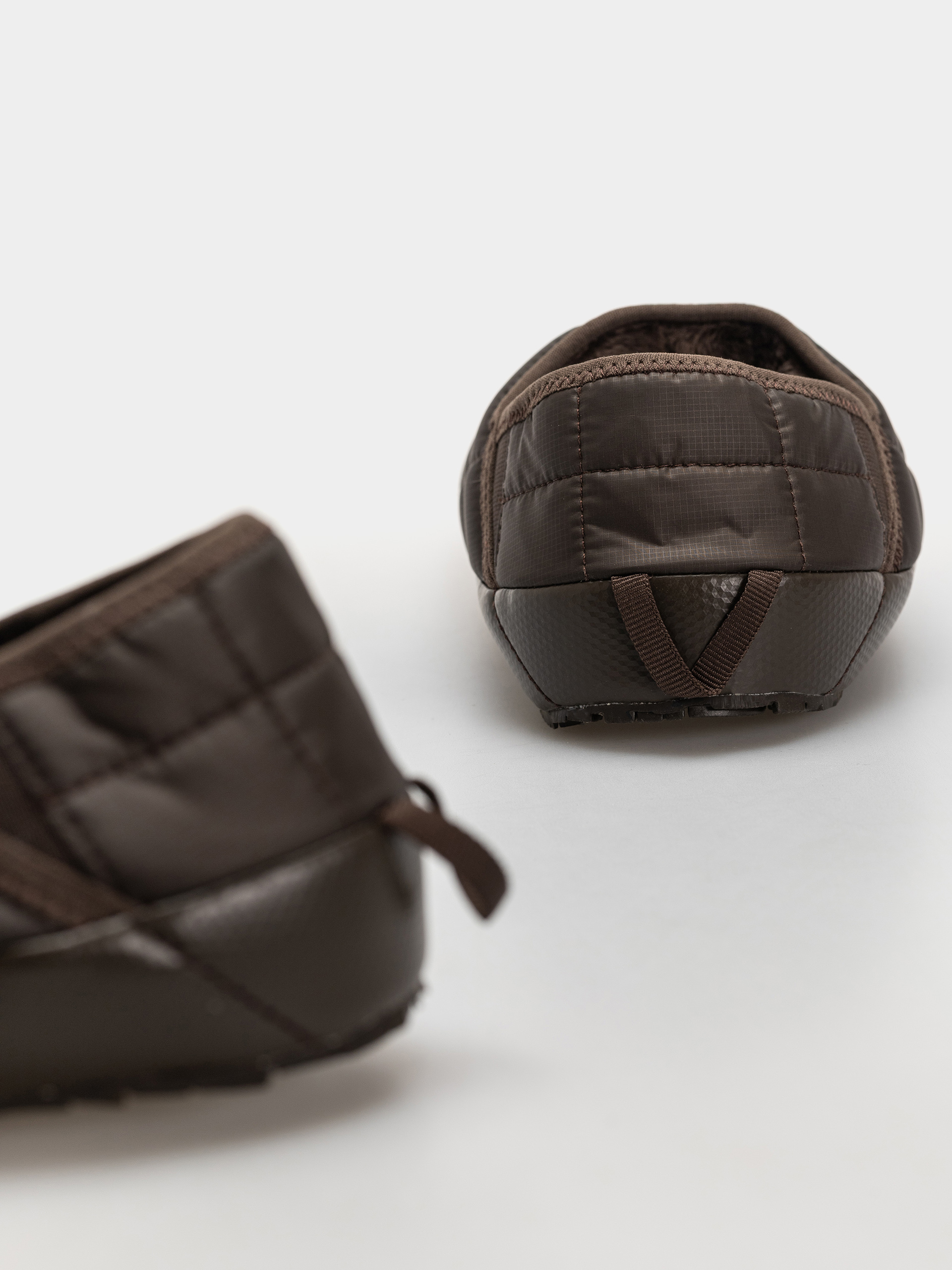 Cipők The North Face Thermoball Traction Mule V (dark chestnut/tnf black)