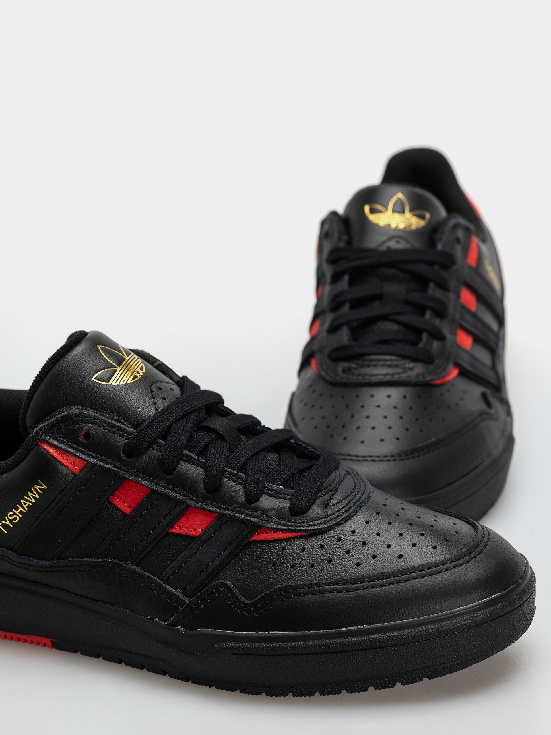 adidas Tyshawn II Cipők (cblack/cblack/betsca)