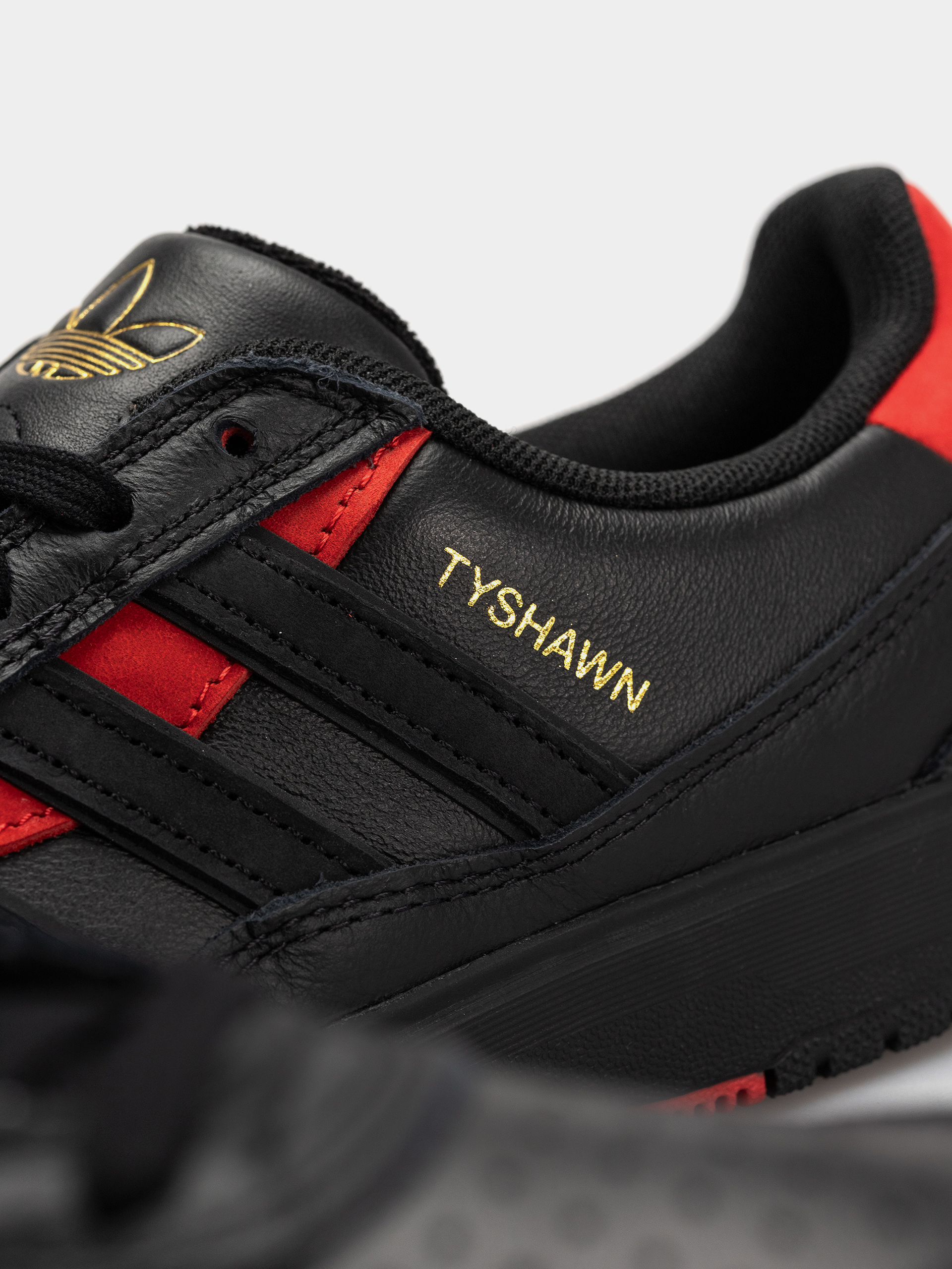 adidas Tyshawn II Cipők (cblack/cblack/betsca)