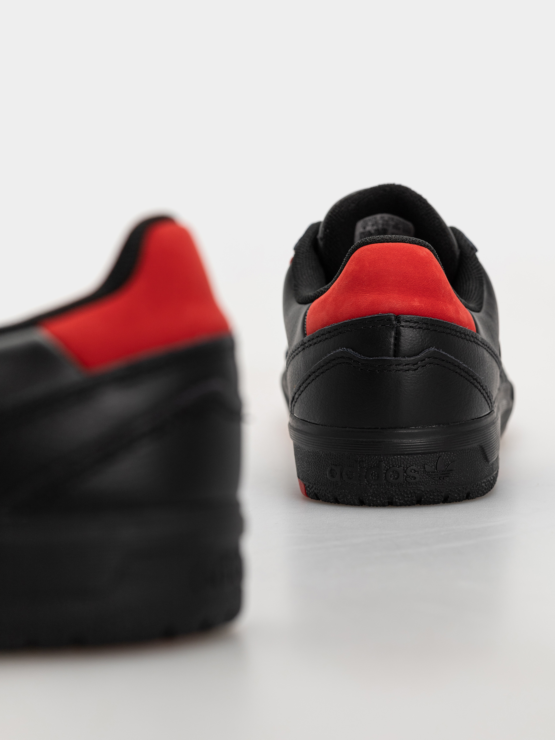 adidas Tyshawn II Cipők (cblack/cblack/betsca)
